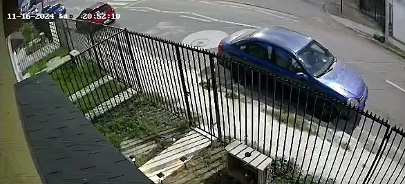Cámara de acceso en vivo mirando la reja y la calle