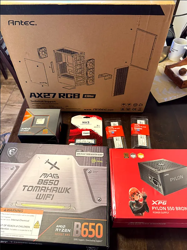 Cajas de las piezas: gabinete Antec, placa MSI, procesador Ryzen 5, memorias, SSD y fuente