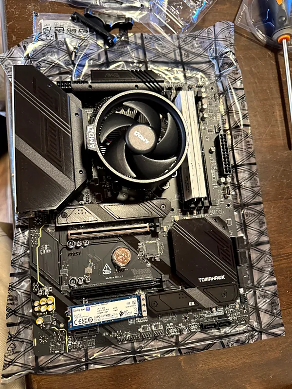 Placa madre con procesador, cooler, memoria y SSD NVMe instalados