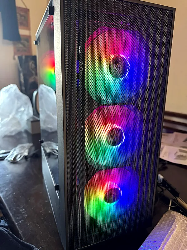 Frente del gabinete con tres ventiladores RGB encendidos