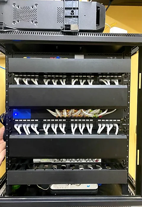 Rack después: patch panels Cat6 con organizadores y cables ordenados