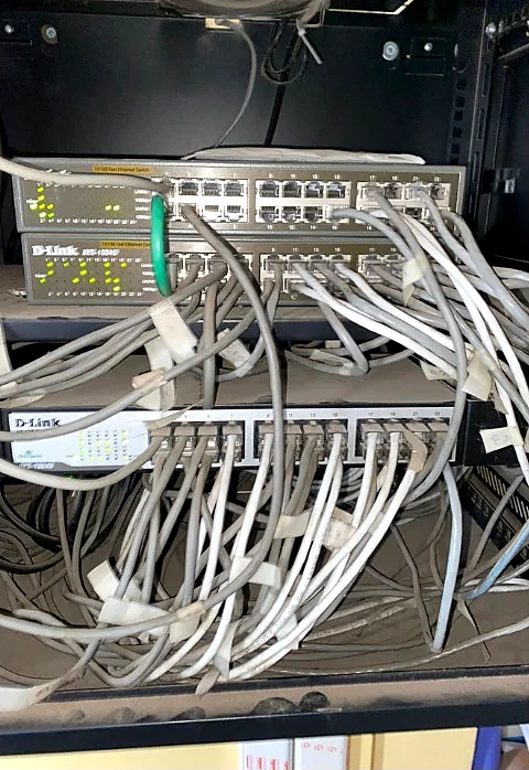 Gabinete antes: switches apilados con cables sueltos