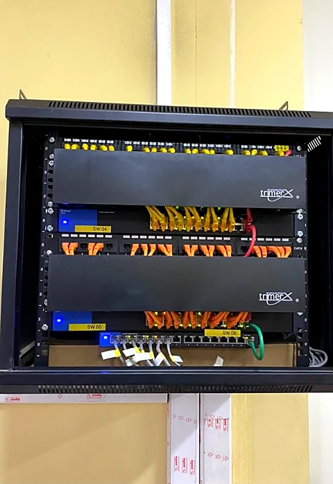 Gabinete mural después: switches rotulados, patch panels y organizadores de cable